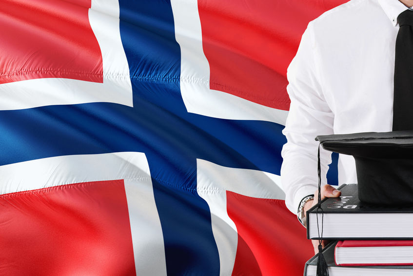 Student sukcesu z książkami i czapką absolwenta na tle flagi Norwegii.